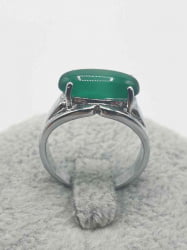 RING WITH OVAL GREEN AGATE on a grey background.