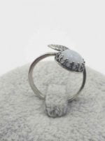 UN ANELLO CON OCCHIO DI GATTO BIANCO E FOGLIA ARGENTO.