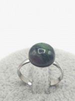 Un anello con una zoisite rubino tondo e viola.