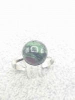 Un ANELLO CON ZOISITE RUBINO TONDO con pietra di zoisite e rubino rotondo.