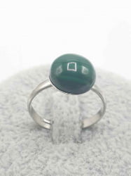 ANELLO CON MALACHITE TONDO su fondo bianco.