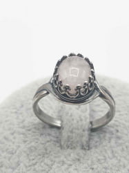 Un anello con quarzo rosa ovale.