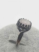 Ring with oval rose quartz.