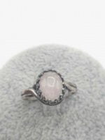 A SILVER OVAL ROSE QUARTZ RING.