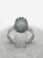 Un ANELLO AVVENTURINA VERDE OVALE argentato.