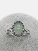 Un ANELLO AVVENTURINA VERDE OVALE con una pietra di giada verde.