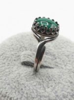Un ovale in argento ANELLO MALACHITE OVALE con una pietra in malachite.