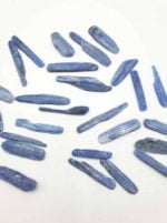Un grappolo di BASTONCINI DI CIANITE O DISTENE BURATTATI cristalli blu.
