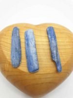BASTONCINI DI CIANITE O DISTENE BURATTATI pezzi in una scatola a forma di cuore.
