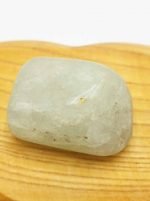 UNA BURATTATA DI PRASIOLITE seduta sopra una tavola di legno.