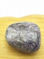 BURATTATA DI CAROITE viola su tavola di legno.