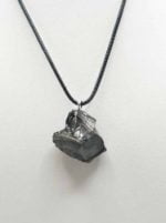 Una collana impreziosita da un ciondolo CIONDOLO DI SHUNGITE ELITE.