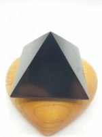 PIRAMIDE DI SHUNGITE 6 CM su base in legno.