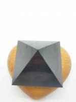 Un cuore in legno decorato con una PIRAMIDE DI SHUNGITE nera 6 CM.