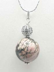 A necklace with pendant PENDANT IN RHODONITE.