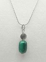 Un ciondolo pendente di malachite su una catena d'argento.