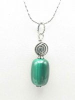 Un ciondolo pendente di malachite verde su catena d'argento.