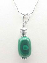 CIONDOLO PENDENTE DI MALACHITE su una catena d'argento.