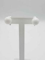 A pair of earrings CLIP-ON EARRINGS WITH WHITE AGATE.