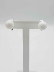 A pair of earrings CLIP-ON EARRINGS WITH WHITE AGATE.
