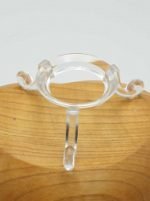 ESPOSITORE PIEDISTALLO IN PLEXIGLASS PER SOSTEGNO SFERE su piano in legno per appoggio sfere.