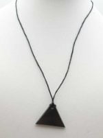 Un ciondolo di shungite triangolo maschile su un cordino nero.