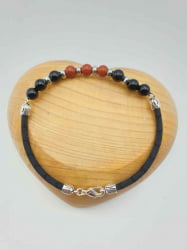 A BRACCIALE DA UOMO CON ONICE NERO, DIASPRO ROSSO E CORDINO CUOIO NERO con perline rosse e nere.