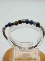 A BRACCIALE UOMO CON SODALITE, OCCHIO DI TIGRE E CORDINO CUOIO MARRONE CHIARO con perline occhio di tigre e cordino in cuoio marrone.