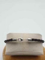 A BRACCIALE DA UOMO CON ONICE NERO, OCCHIO DI TIGRE E CORDINO CUOIO MARRONE INTRECCIATO con fermaglio in argento e cordino intrecciato.