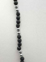 Una collana uomo con pietra lavica ed ematite.