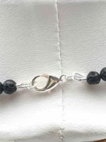 A COLLANA UOMO CON PETRA LAVICA ED EMATITE con chiusura in argento per un uomo elegante.