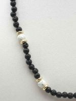 A COLLANA UOMO CON PIETRA LAVICA E HOWLITE con perle di lava nera e perle di howlite.