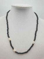 A COLLANA UOMO CON PIETRA LAVICA E HOWLITE con perle di onice nero e perle howlite.