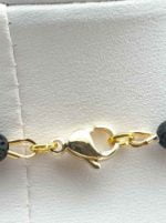 A COLLANA UOMO CON PIETRA LAVICA E HOWLITE bracciale placcato oro con perle di lava nera e howlite.