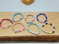 Un set di coloratissimi braccialetti BRACCIALE PER BAMBINO/A CON NOME personalizzati con nomi per bambini.