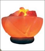 Una LAMPADA DI SALE BRACIERE rossa con dentro una candela.