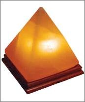 Lampada di vendita piramide con una luce arancione in cima.