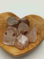 Ciotola a forma di cuore riempita con cristalli QUARZO EMATOIDE CON TRACCE DI LITHIUM BURATTATO.