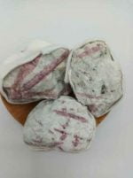 Tre pezzi di tavola di legno con TORMALINA ROSA O RUBELLITE GREZZA.