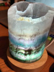 Una lampada di fluorite arcobaleno led con cavetto USB con un pezzo di quarzo in cima, infuso con illuminazione a LED e alimentato da un cavo USB.