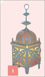 Una Lampada di Sale Oriente ornata su uno sfondo bianco.