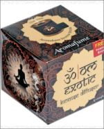 Una scatola raffigurante l'immagine di un uomo in posizione yoga, con il logo del marchio Aromafume brucia incenso Ohm e il simbolo Ohm.