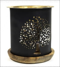 Un portacandele nero caratterizzato da un albero d'oro ispirato all'Albero della vita, arricchito con Aromafume brucia essenze Albero della vita.