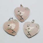 Tre pendenti in pietra rosa CIONDOLO DI QUARZO ROSA CUORE CON CASTONI IN OTTONE PLACCATO con foglie sopra.