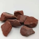 Una pila di rocce DIASPRO ROSSO GREZZO NATURALE su uno sfondo bianco.