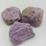 Tre rocce di FOSFOSIDERITE GREZZA NATURALE su fondo bianco.