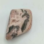 RODOCROSITE BURATTATA su una superficie bianca.