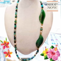 Un manichino che indossa COLLANA AGATA VERDE, PERLE, CRISOCOLLA ED EMATITE con perline verdi e fiori in agata verde e crisocolla.