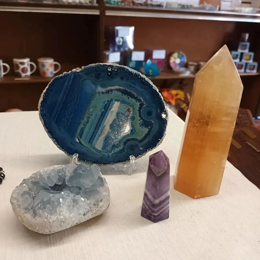 Una varietà di cristalli e pietre sono in mostra in un negozio di articoli per la casa.