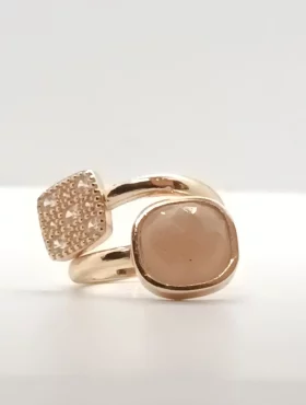 anello con pietra di luna rosa